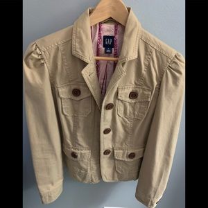 Nice beige/tan buttons down, side pocket jacket. Great conditions. One owner.